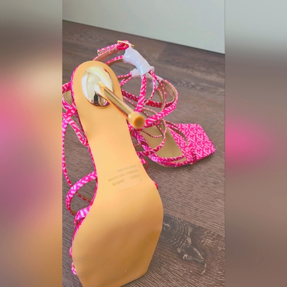 Ego square toe ankle strap gold heel in printed pink faux leather - Picture 1 of 1